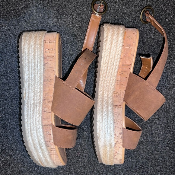 American Eagle Outfitters - Picture 1 of 2